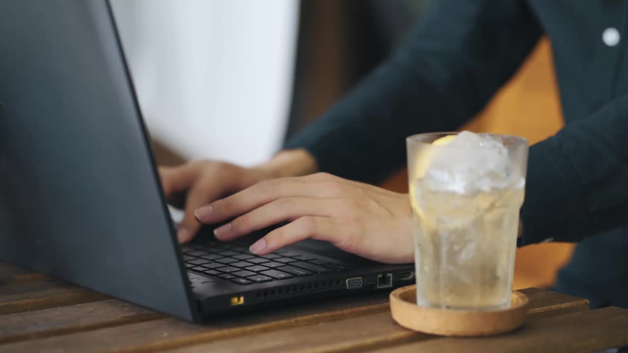 微笑的专业年轻亚洲中国商人工作使用笔记本电脑在露天咖啡馆视频下载