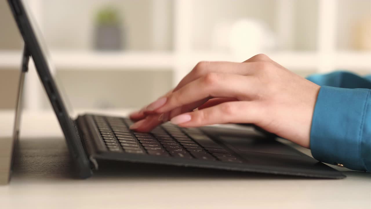 手提电脑打字，远距离通讯，女人的手视频素材