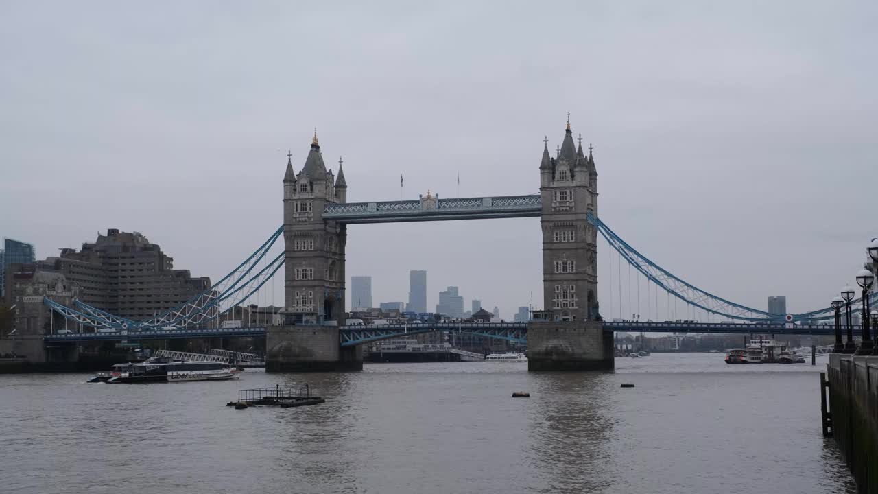 伦敦塔桥横跨泰晤士河。阴暗的冬天的一天视频素材