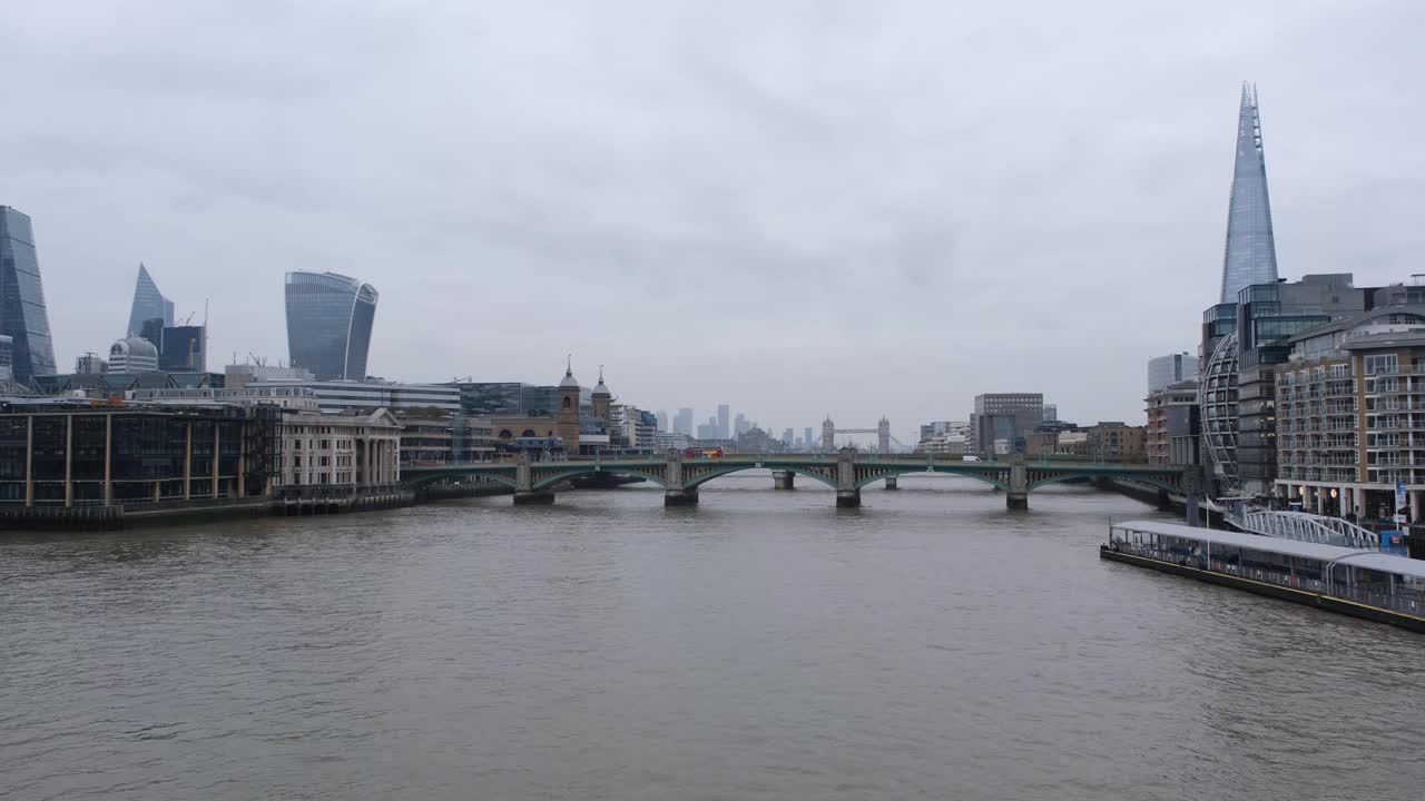 泰晤士河伦敦远处的标志性摩天大楼全景与塔桥。视频素材
