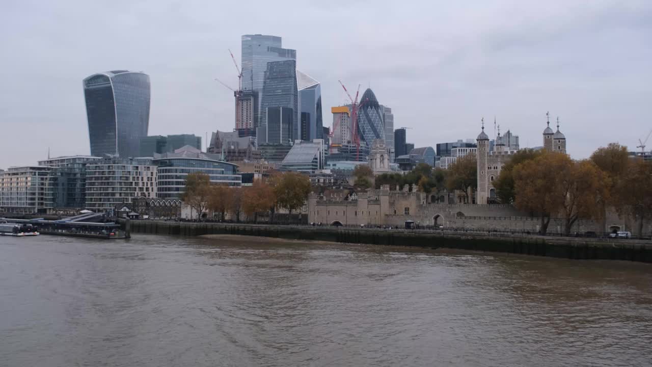 泰晤士河地标摩天大楼全景。伦敦塔视频素材