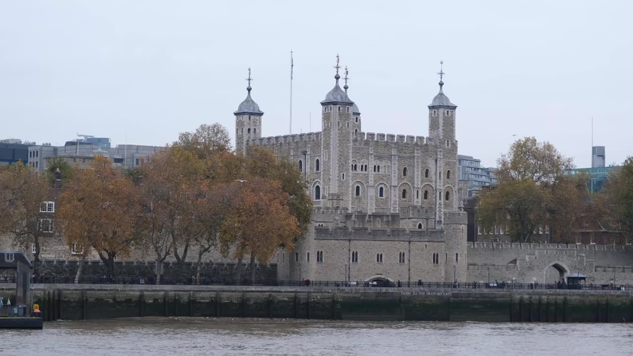 泰晤士河南岸的伦敦堡垒塔视频素材