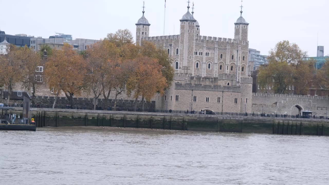 泰晤士河上的伦敦堡垒塔和过往的河船视频素材