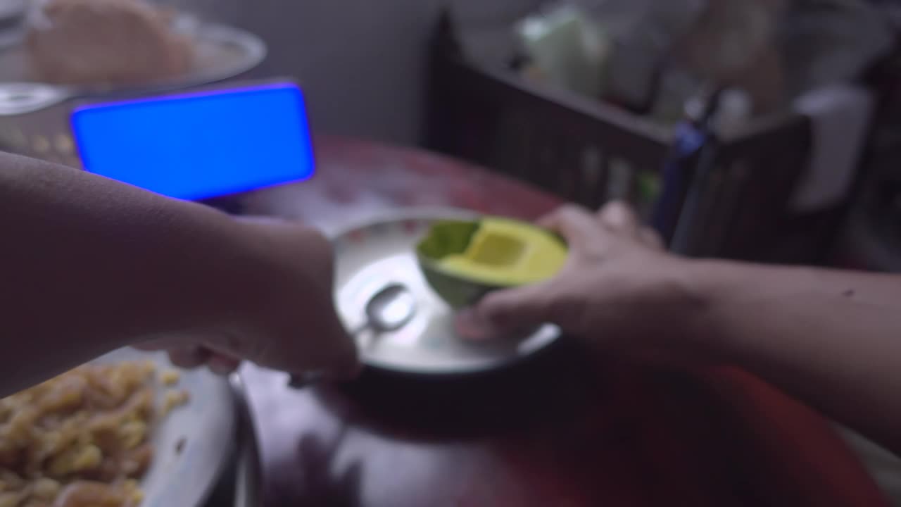 男人吃鳄梨的慢动作视频素材