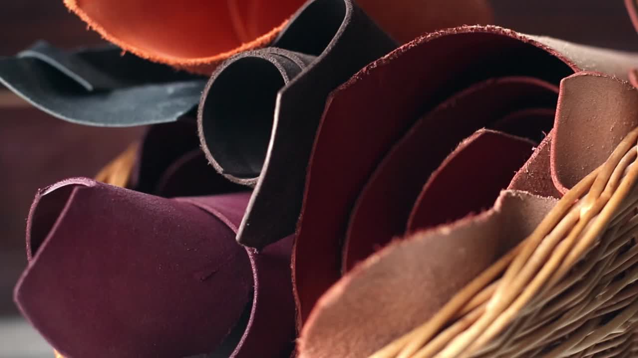 一卷一卷真正的棕色皮革装在篮子里。皮革制品材料。皮革制品的制造。视频下载