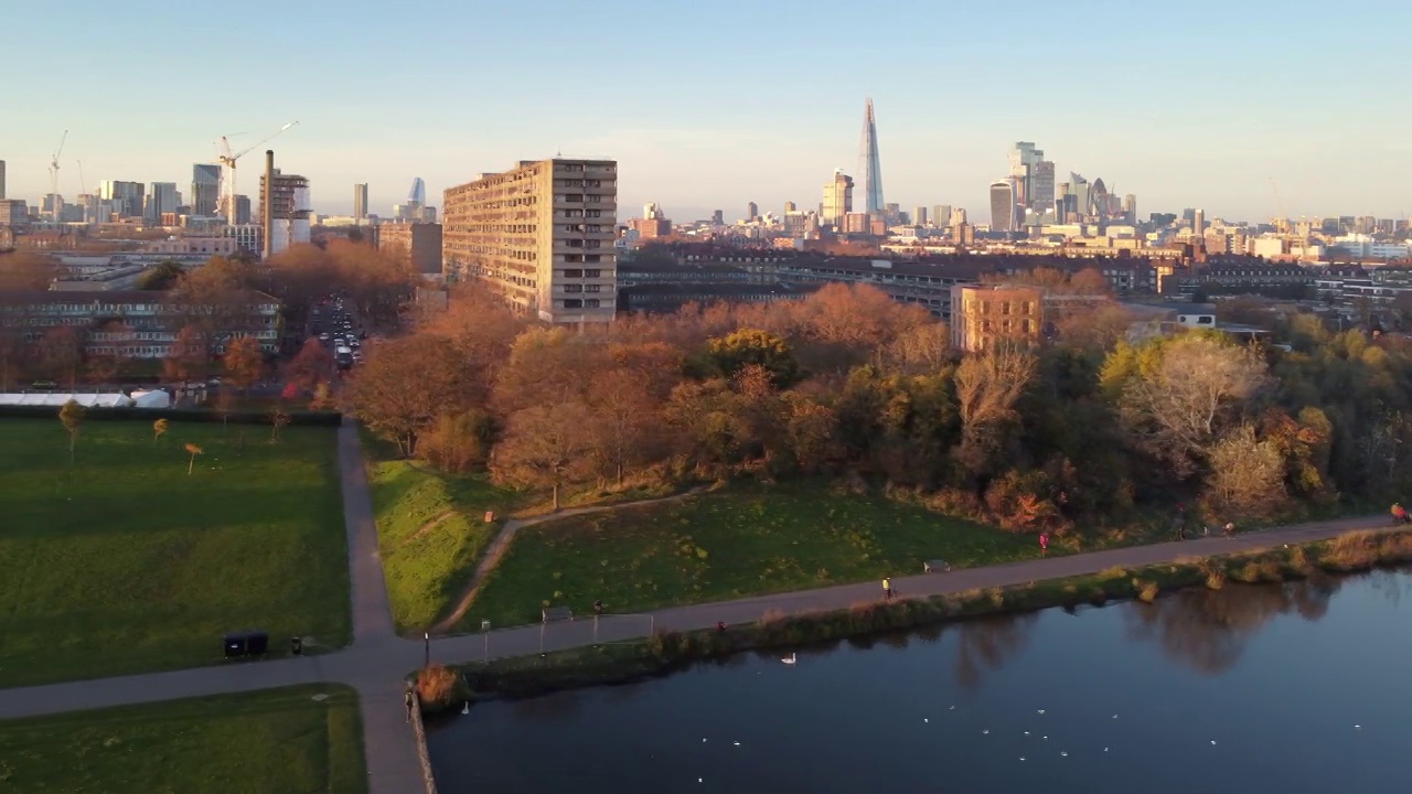 从高角度看伦敦的伯吉斯公园(轨道左侧)视频下载