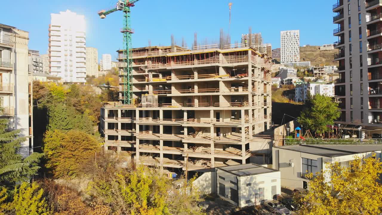 格鲁吉亚首都第比利斯郊区正在开发的上升鸟瞰图房屋。现代房地产开发理念视频素材