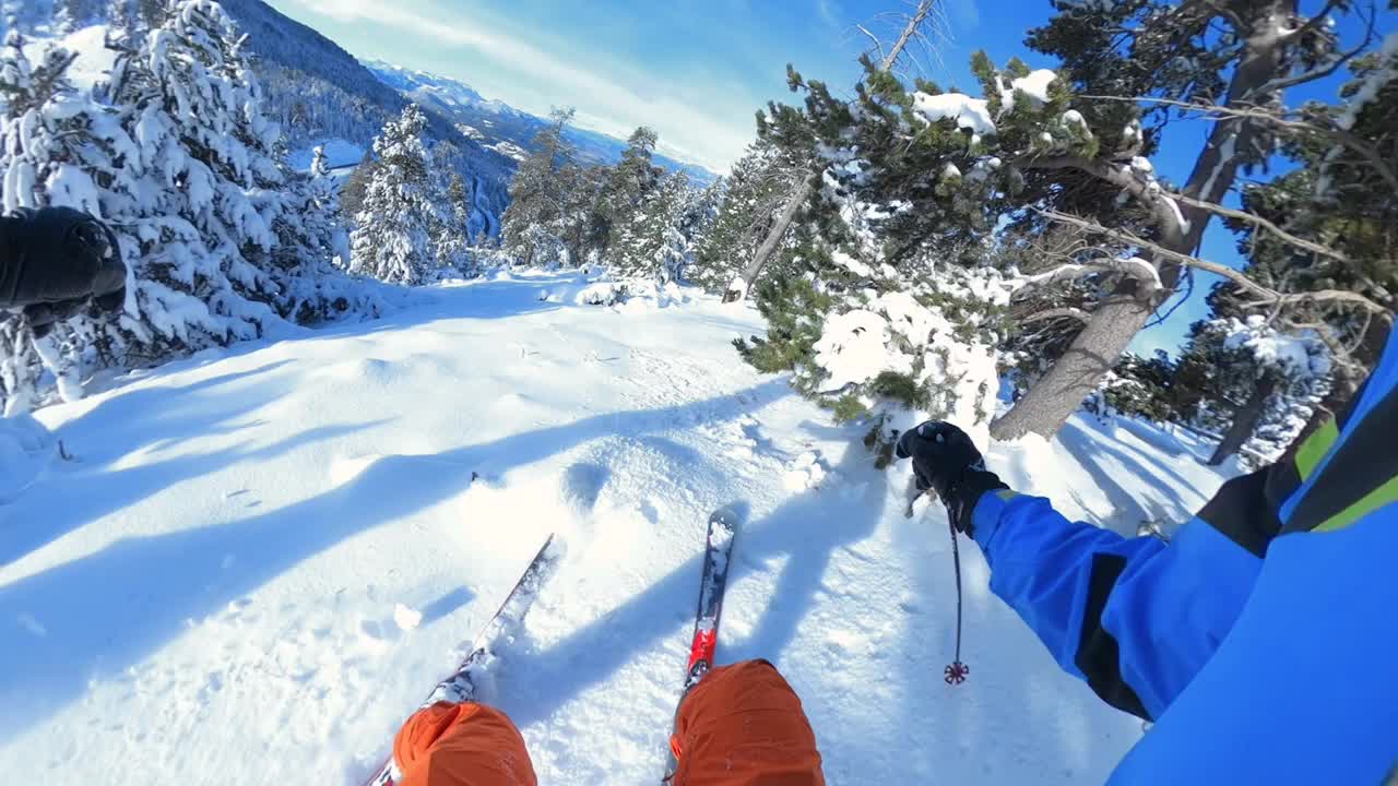 从个人的角度来看，在加泰罗尼亚的比利牛斯山和粉状的雪中滑雪。西班牙。视频下载