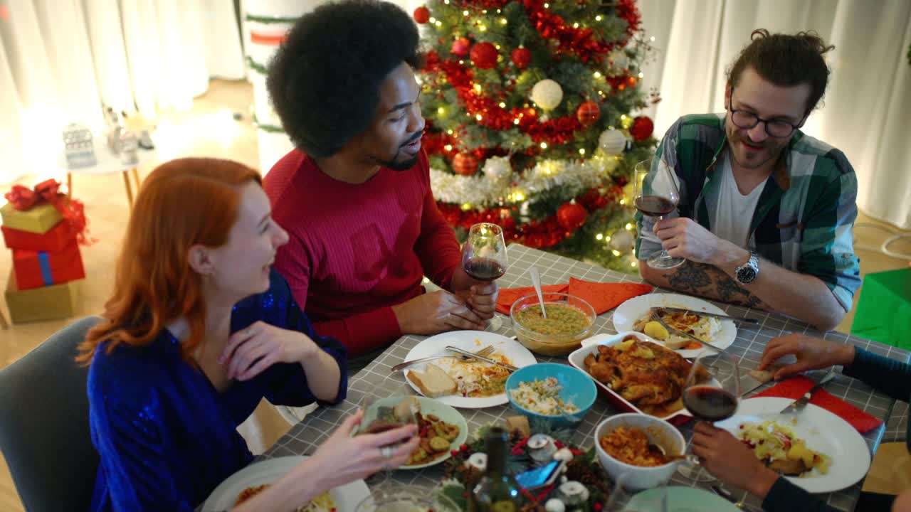 朋友们在吃圣诞晚餐。视频下载