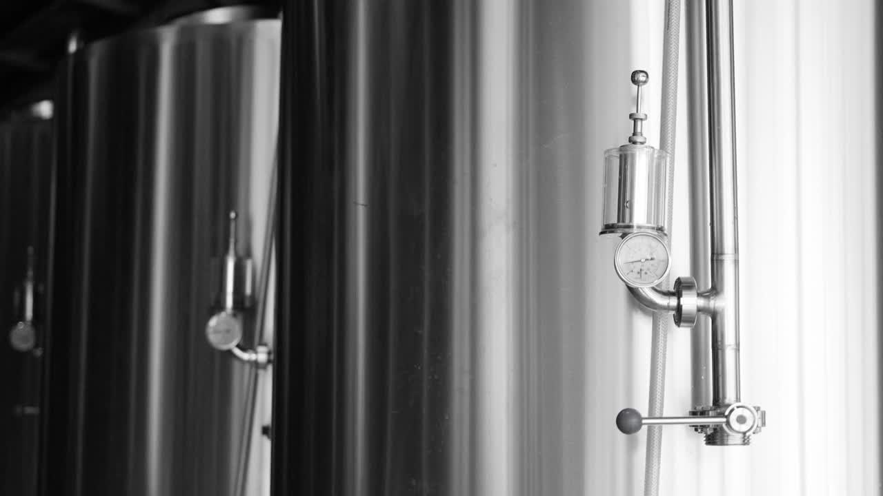 私人酿酒厂。现代化的啤酒厂，有不锈钢制的啤酒壶、管子和罐视频素材