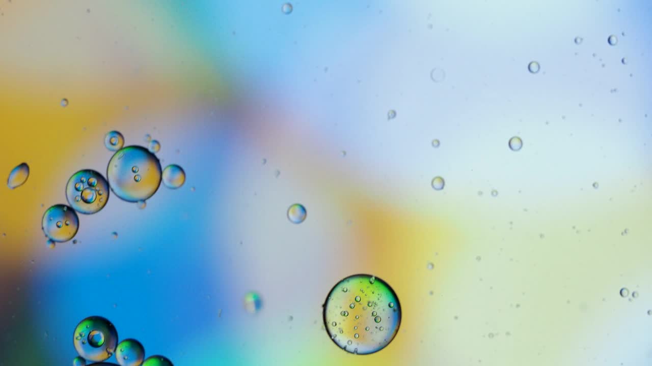 在多色背景上移动的液体气泡的完整框架。视频素材