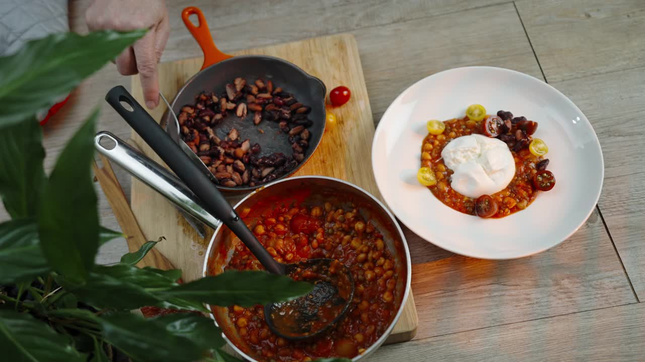 布拉塔配番茄酱、扁豆、豆子和鹰嘴豆视频下载