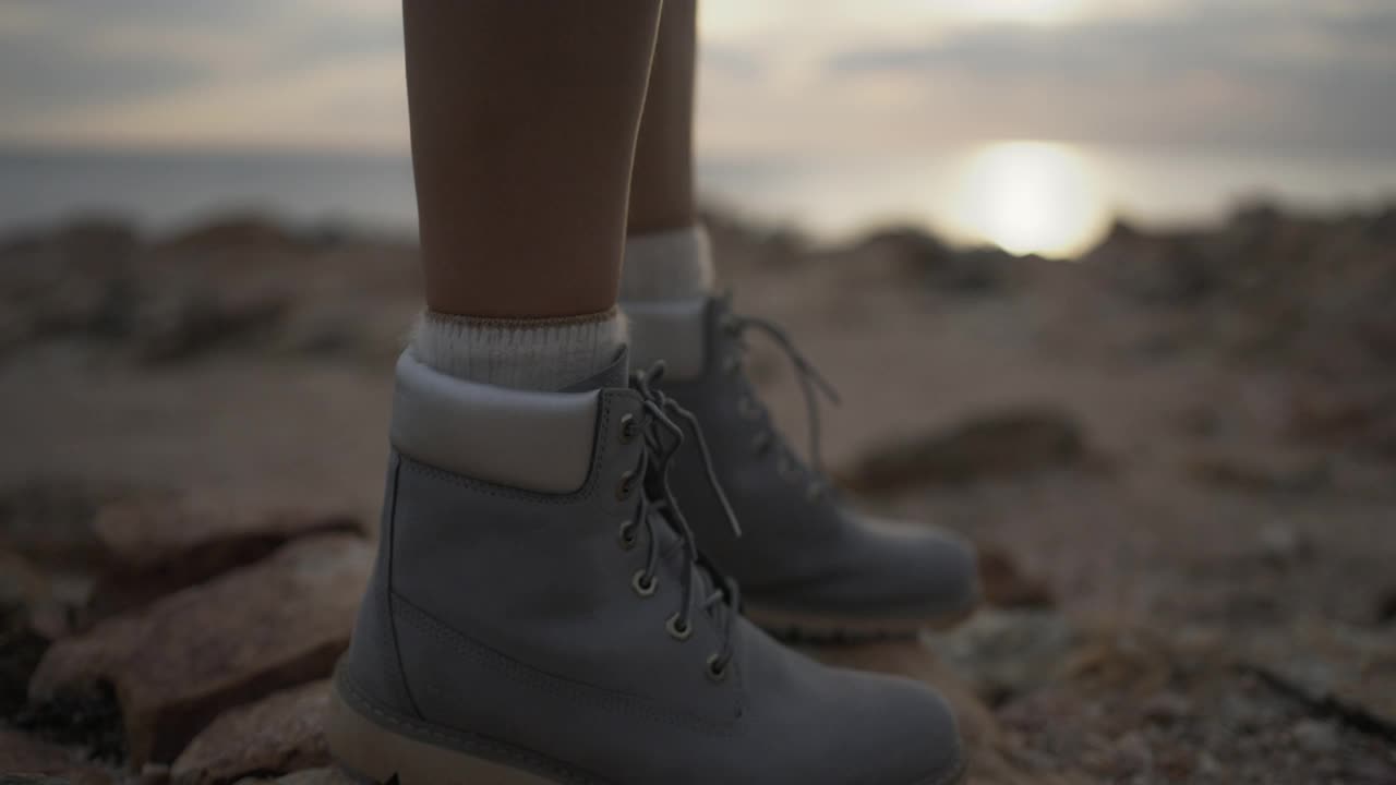 一个女性远足者在度假时徒步旅行的脚和腿。视频下载