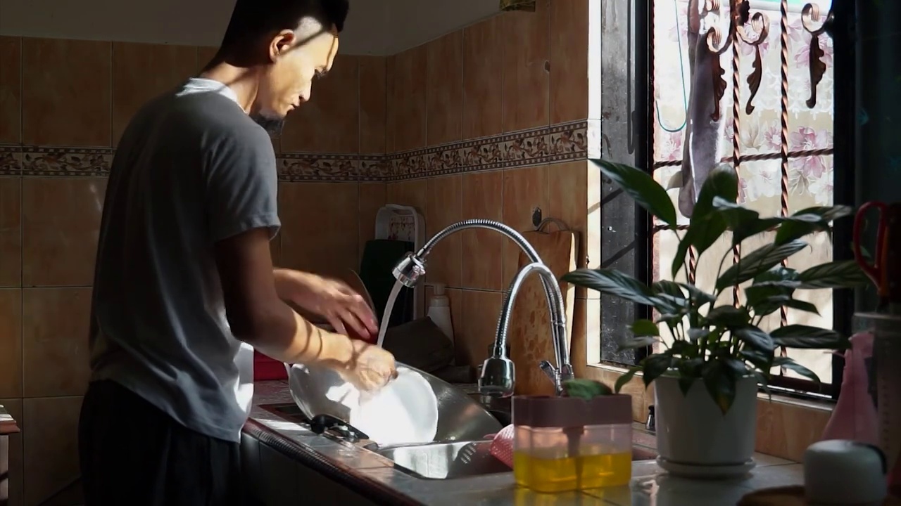 亚洲人在水槽里洗盘子视频下载