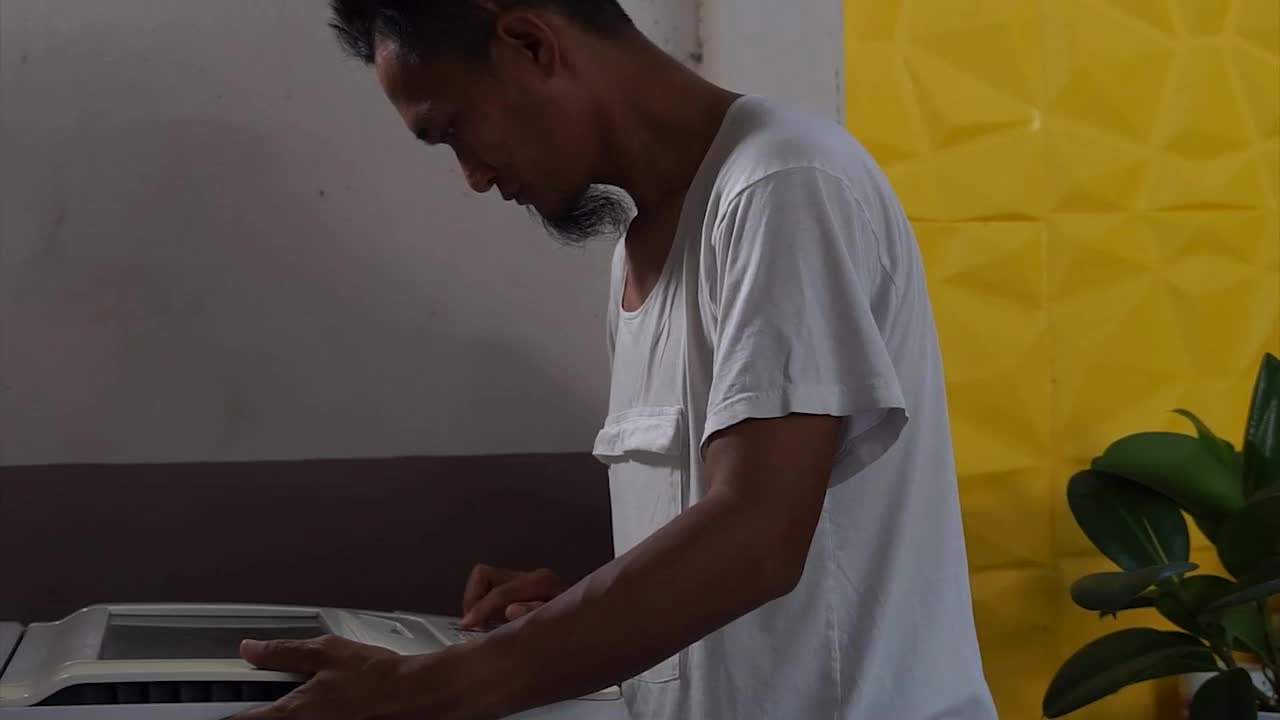 男人用自动洗衣机洗衣服视频下载