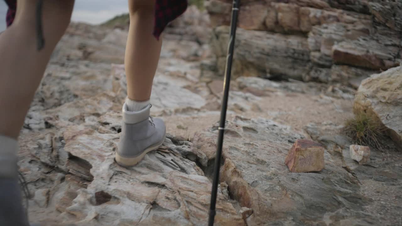 一个女性远足者在度假时徒步旅行的脚和腿。视频下载