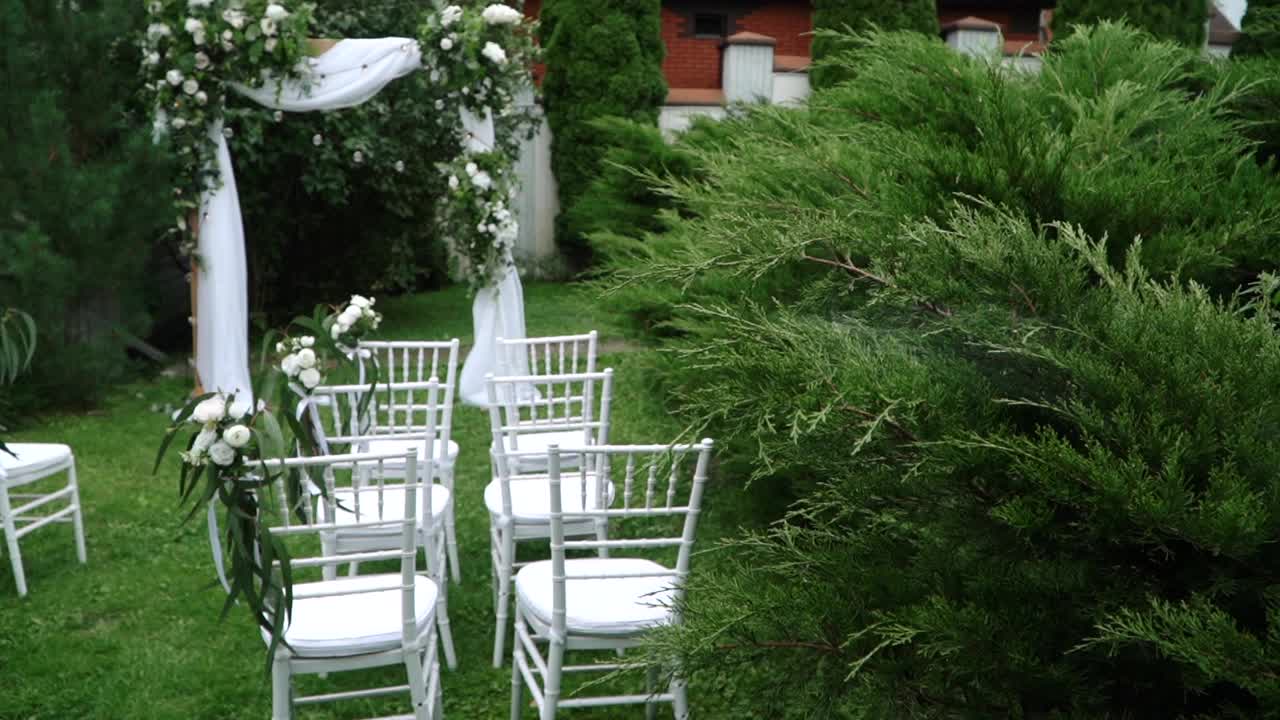 婚礼拱门与鲜花在大自然视频素材