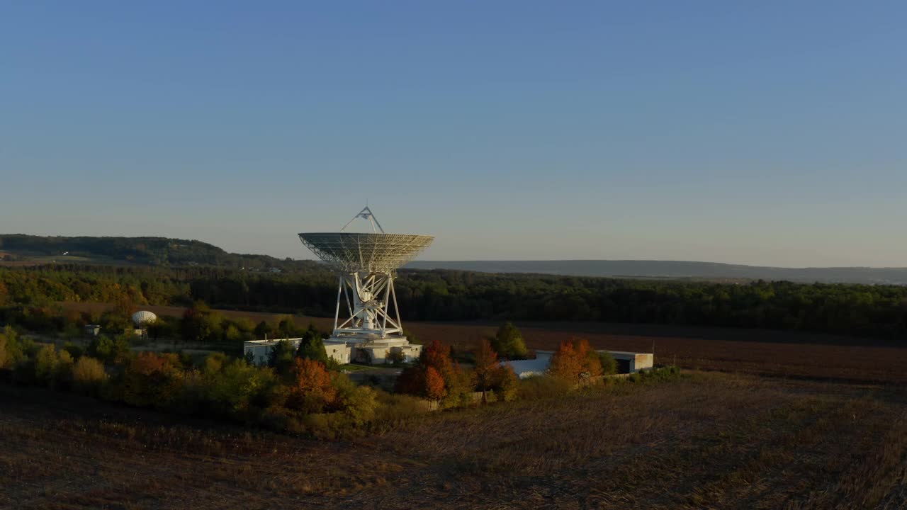 无人机在日落时拍摄的电信天线或无线电望远镜卫星天线视频素材