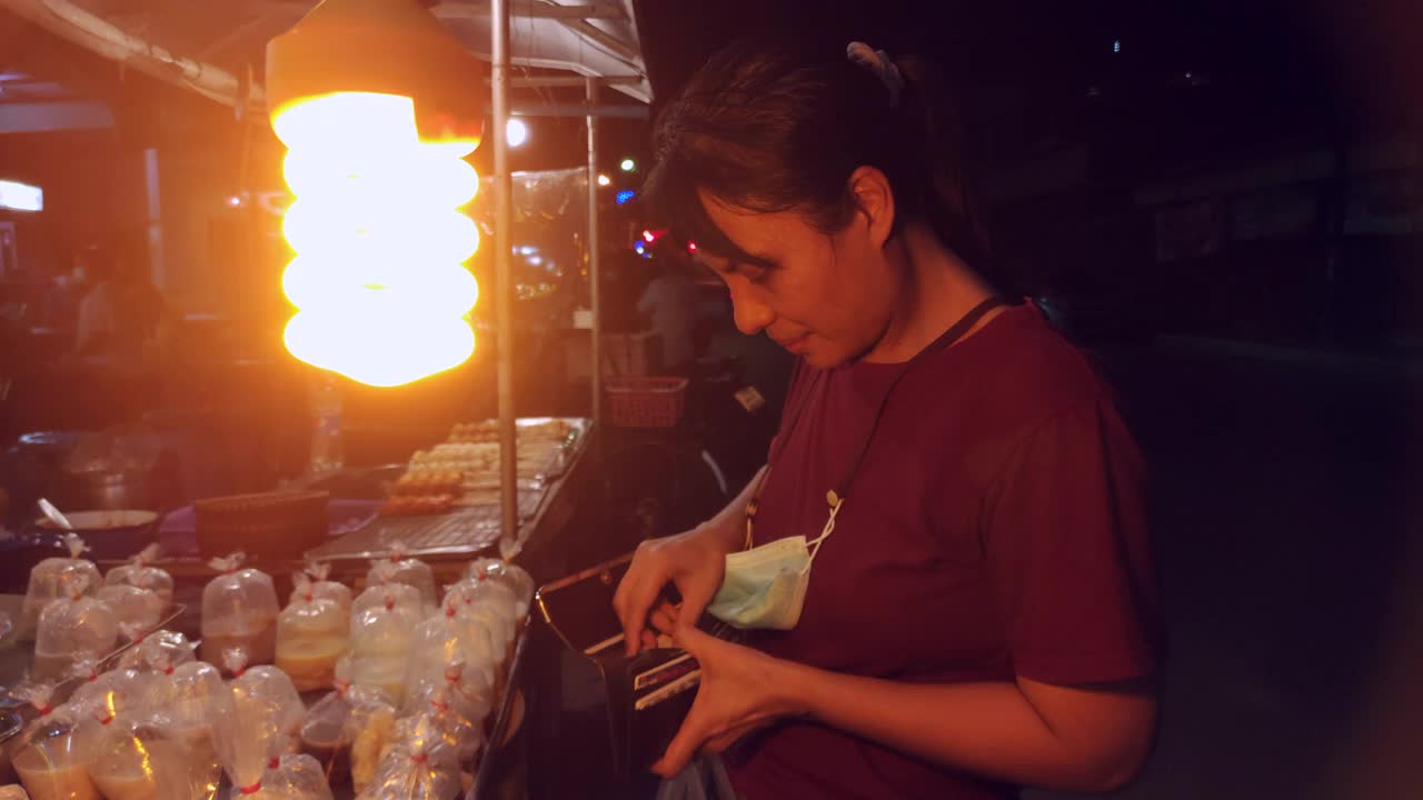 女人在街头食品买食物慢动作视频下载