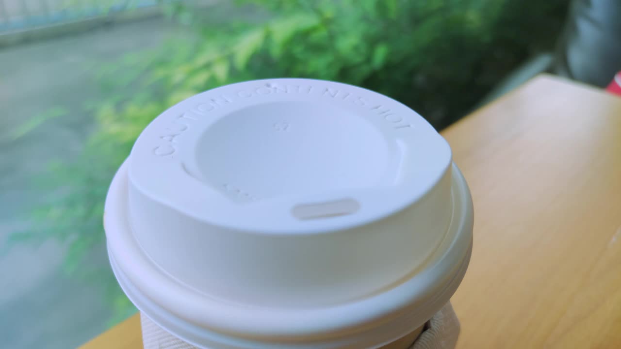 女人打开一次性咖啡杯的盖子慢动作视频下载