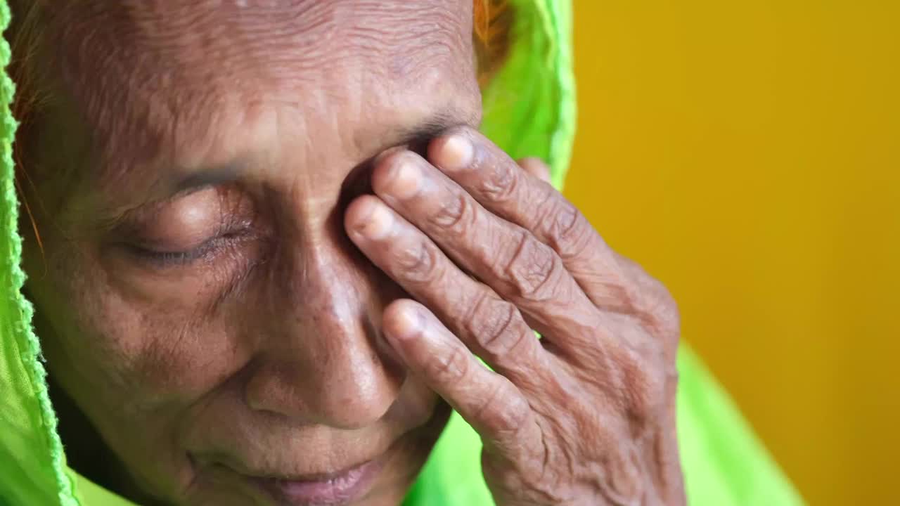 眼睛剧痛的老年女性视频下载