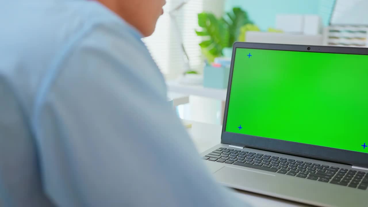 男人看着绿色屏幕的电脑视频素材