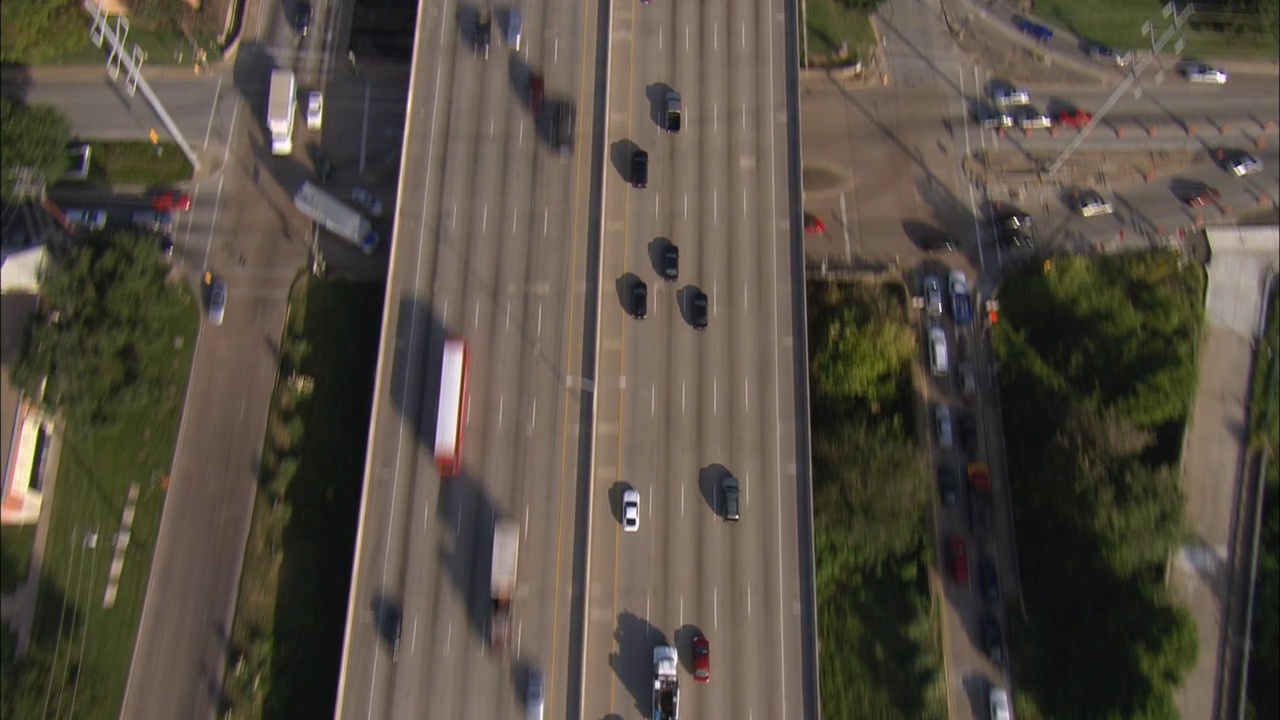 美国德克萨斯州达拉斯12车道高速公路上的空中OH WS交通高峰时段视频下载