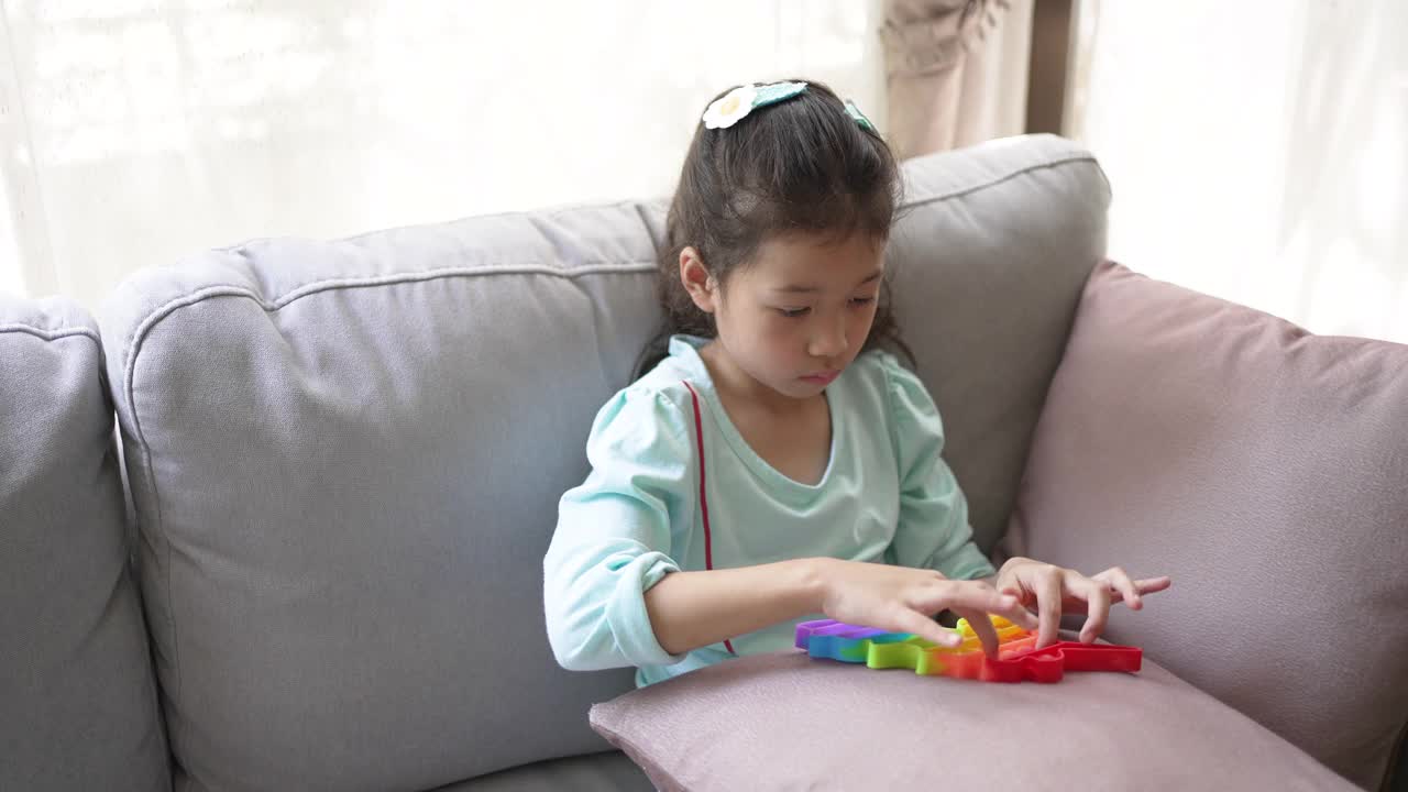 女孩在家里玩玩具视频下载