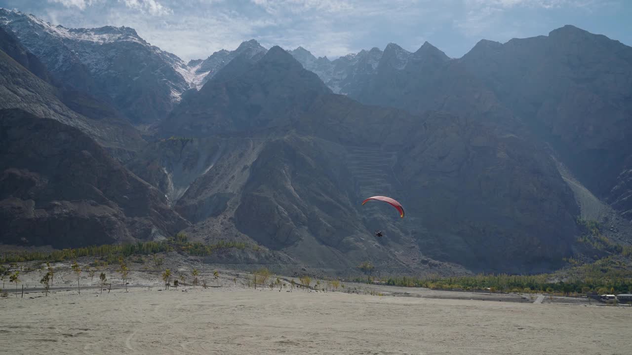 滑翔机在巴基斯坦北部的卡帕纳沙漠上空飞行的风景视频素材