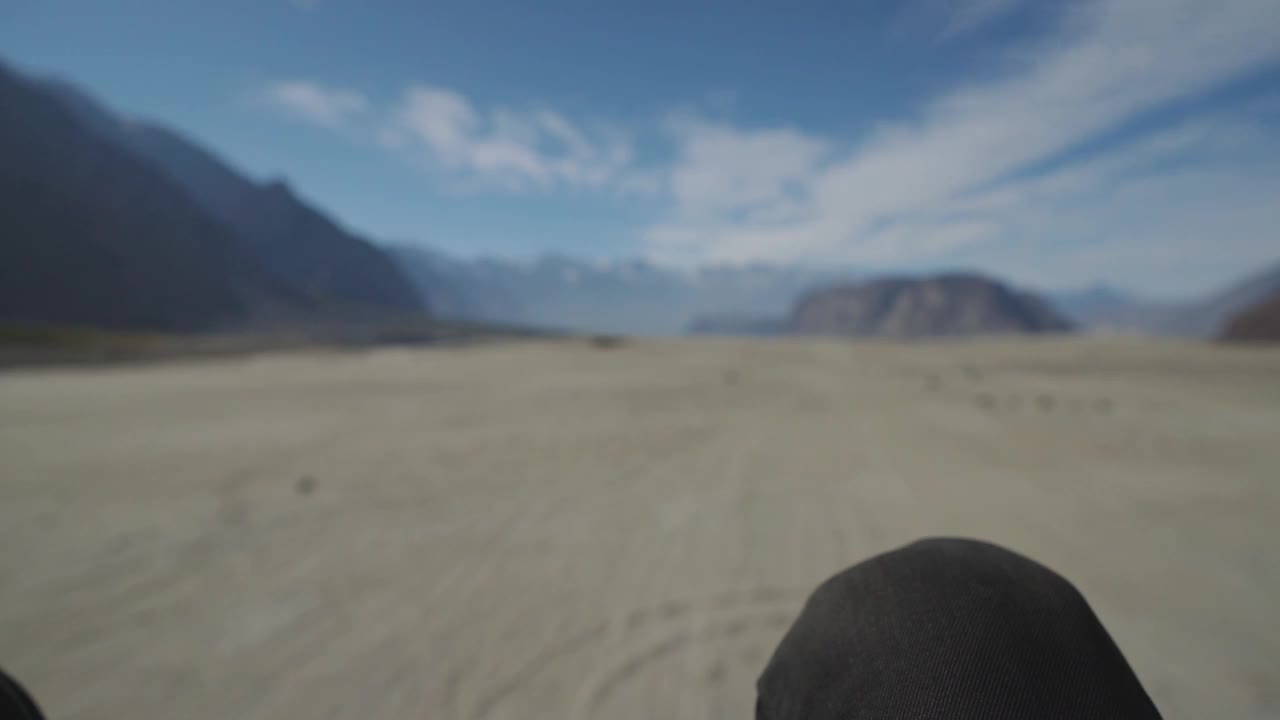 在巴基斯坦北部的卡帕纳沙漠上空飞行的滑翔机的个人观点视频素材