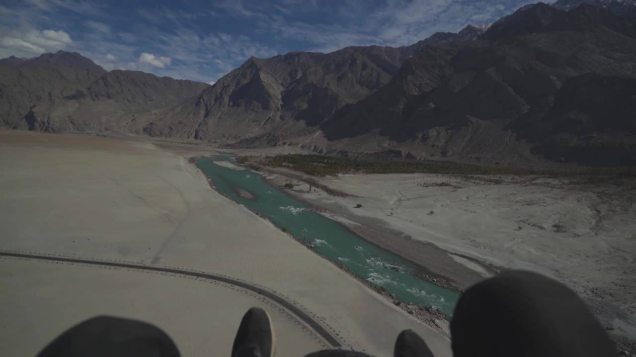 在巴基斯坦北部的卡帕纳沙漠上空飞行的滑翔机的个人观点视频素材