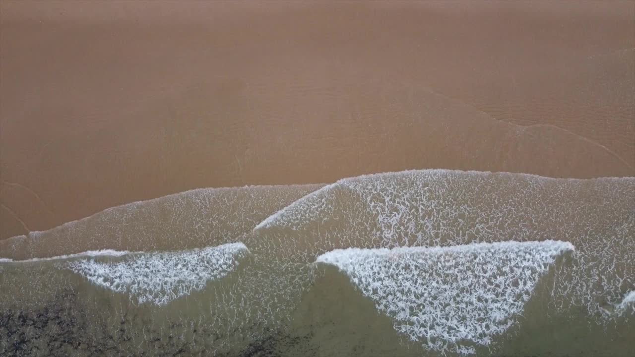 海浪和沙滩从空中旋转360度视频下载