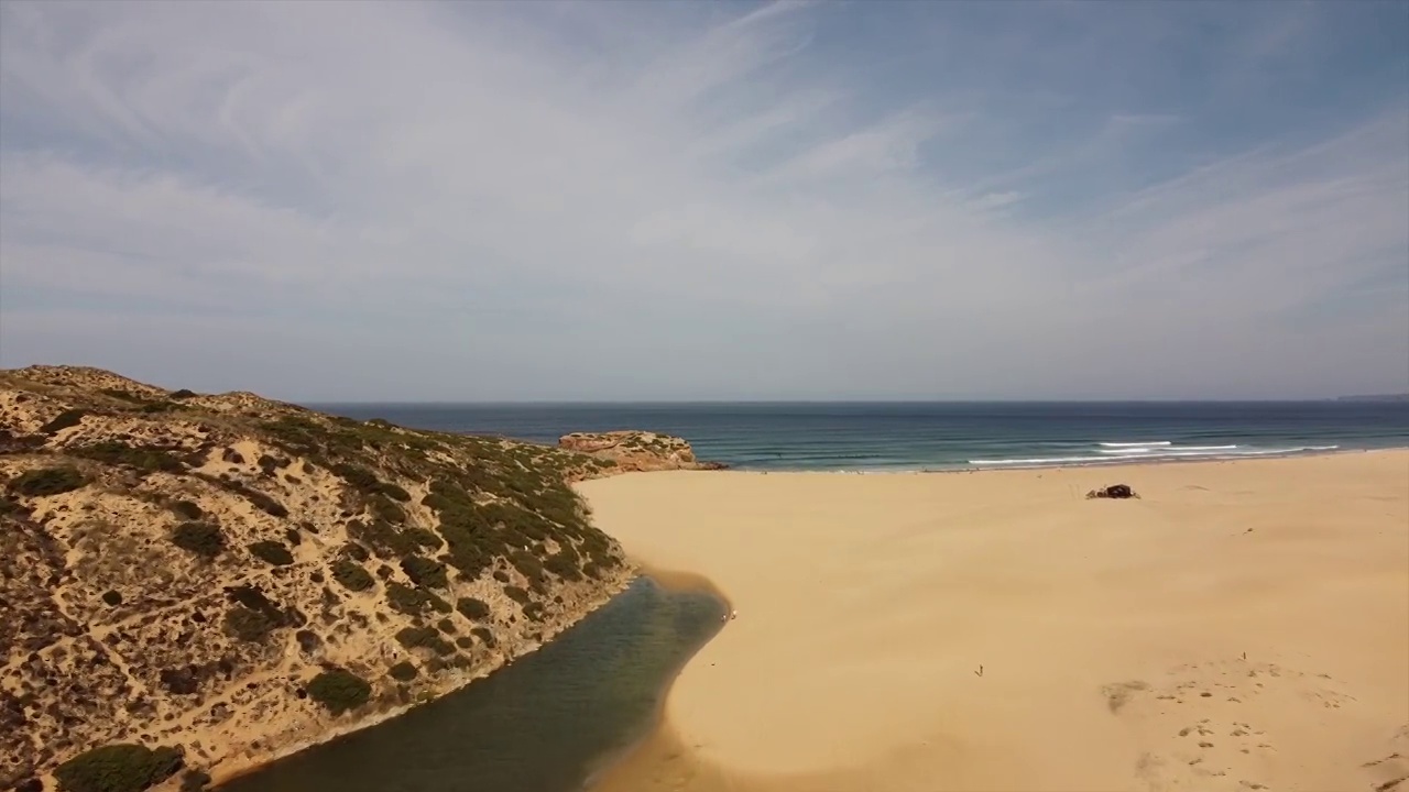 海岸和海滩与波浪在卡拉帕特拉视频下载
