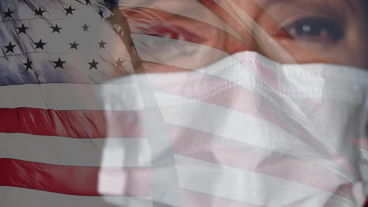 悲伤的悲伤的医生或护士戴着医用口罩与鬼影慢动作挥舞美国国旗的特写。视频下载