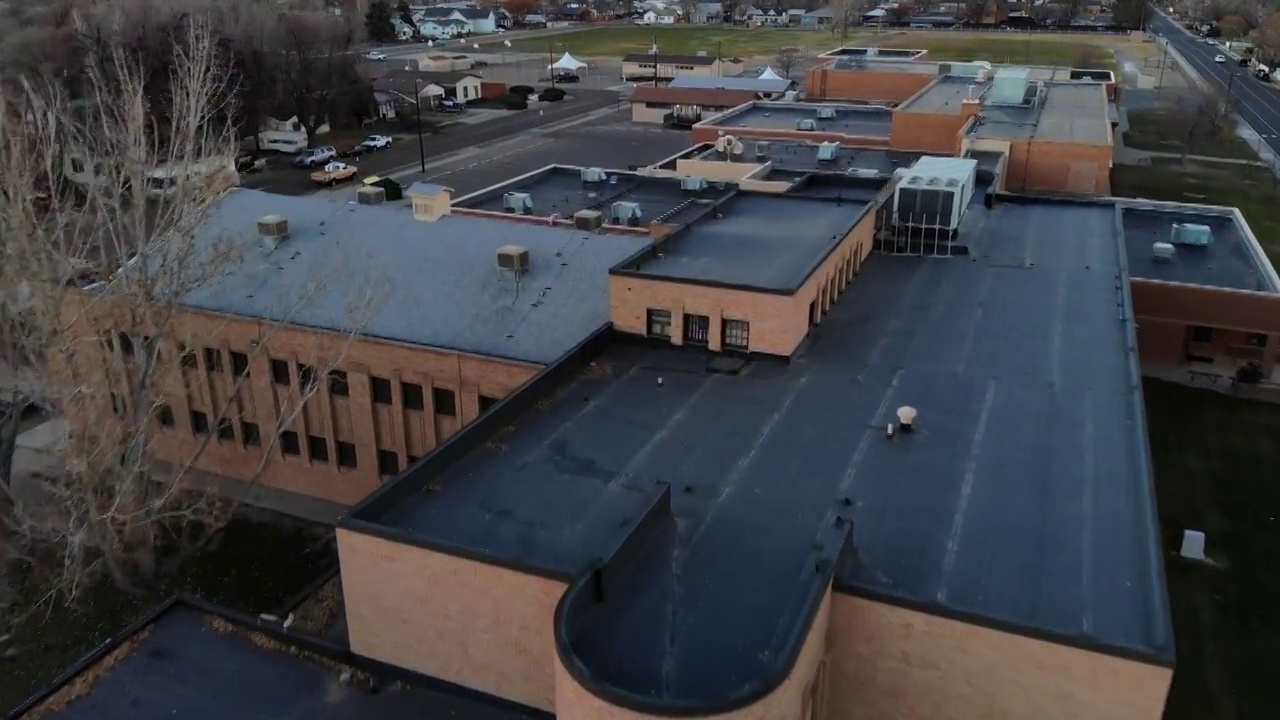 无人机拍摄到一所大型学校坐落在一个古老的社区中视频素材