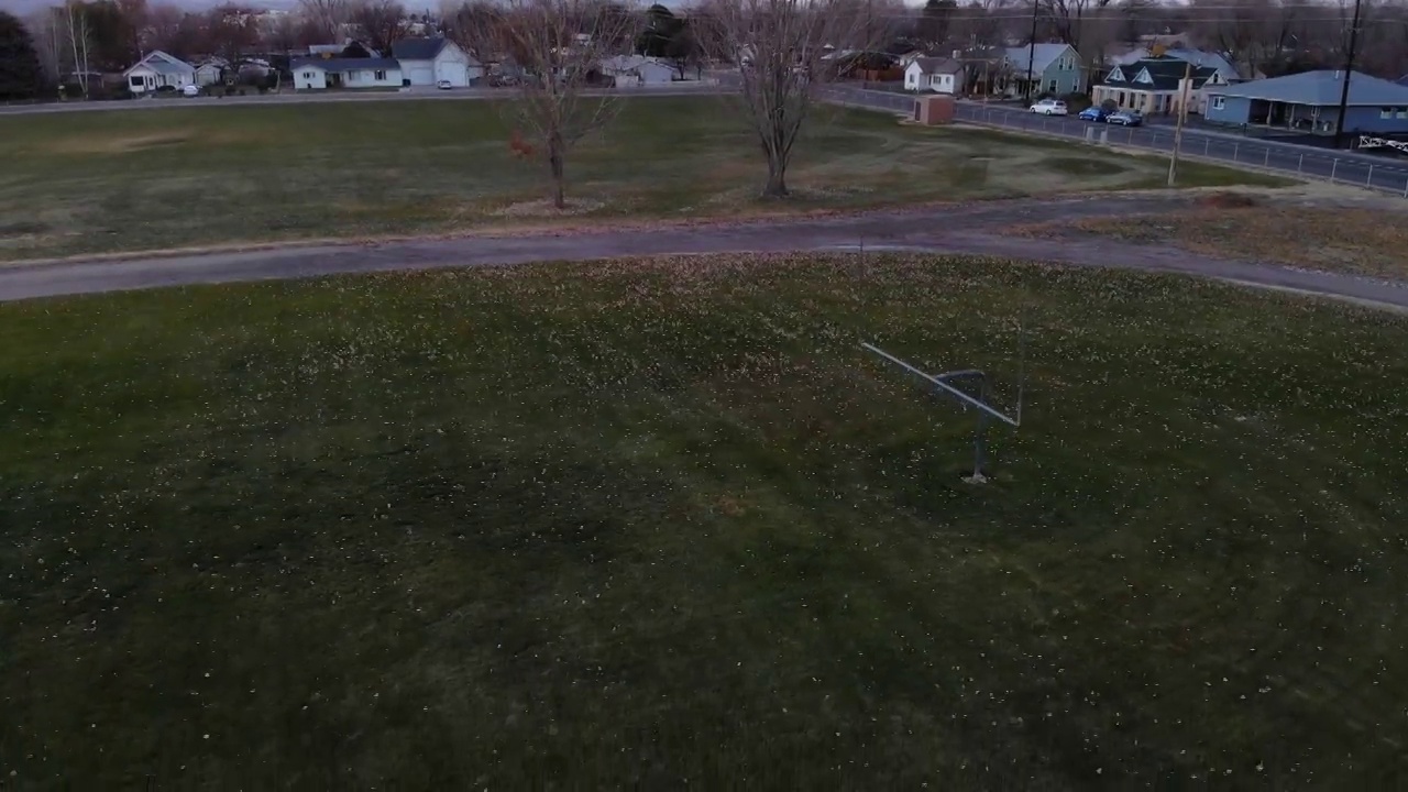 无人机拍摄的美国一个小镇居民区中间一所学校的大片农田视频下载