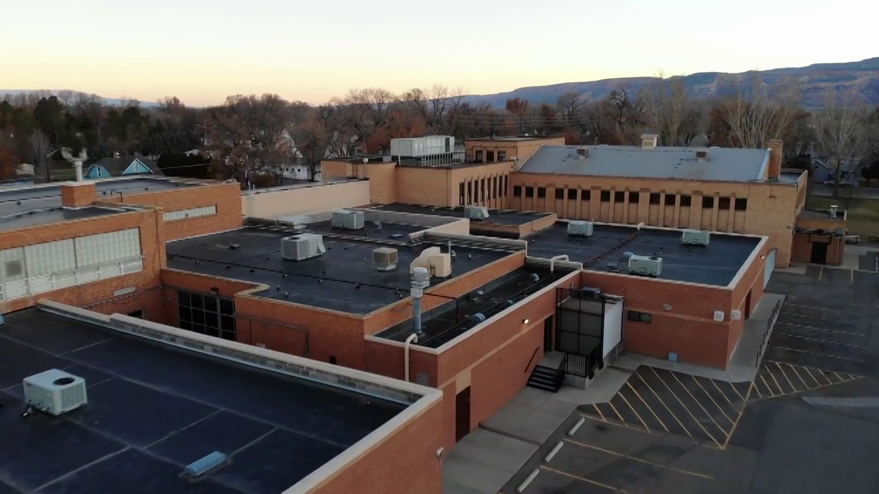 无人机拍摄的砖瓦学校建筑视频素材