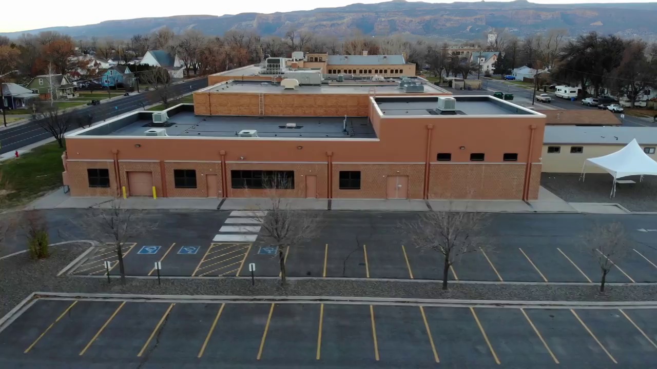 无人机拍摄到小镇中心的学校视频素材