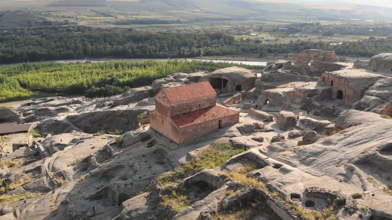 格鲁吉亚哥里市附近的Uplistsikhe洞穴镇鸟瞰图视频素材