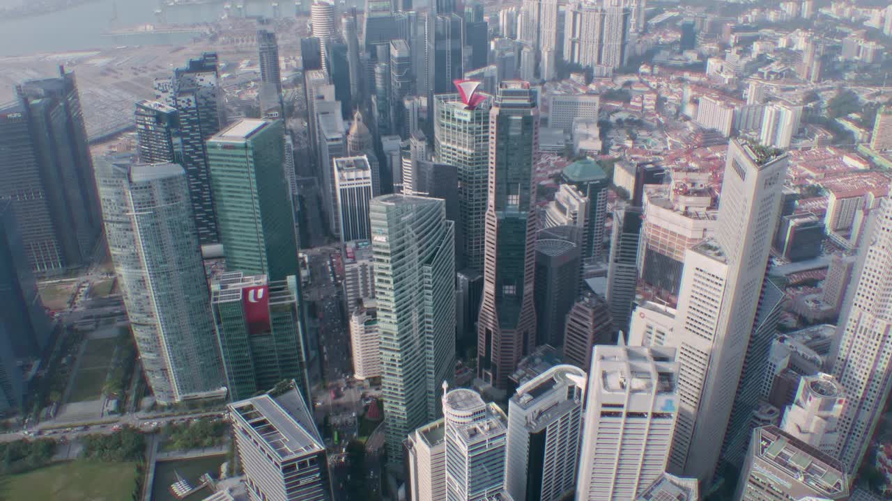 智能城市和metaverse概念，动态未来主义霓虹灯航拍现代城市景观视频下载
