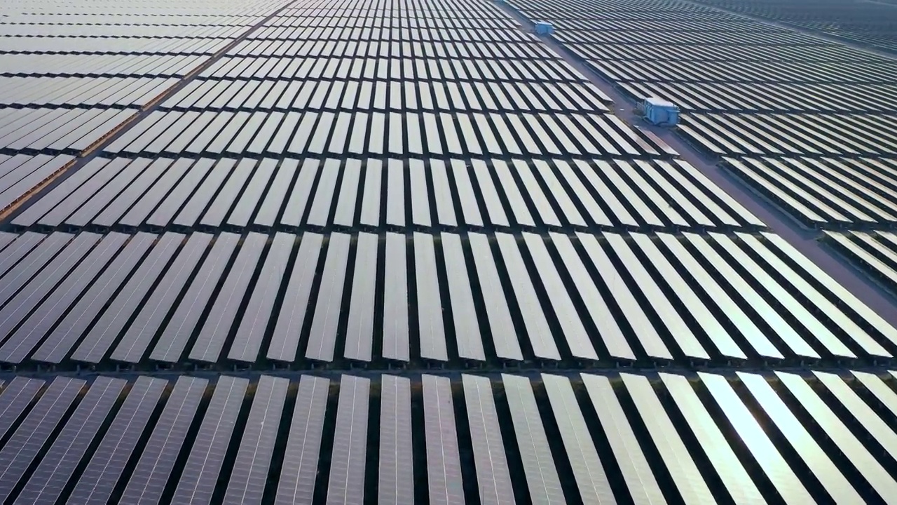 无人机进入太阳能农场的大型太阳能电池板视频下载
