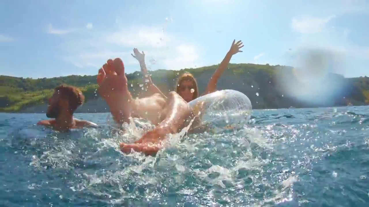 一位女性朋友坐在海上的巨型浮子上视频下载
