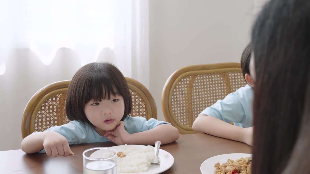 亚洲男孩和他的家人在一所房子里吃饭视频素材