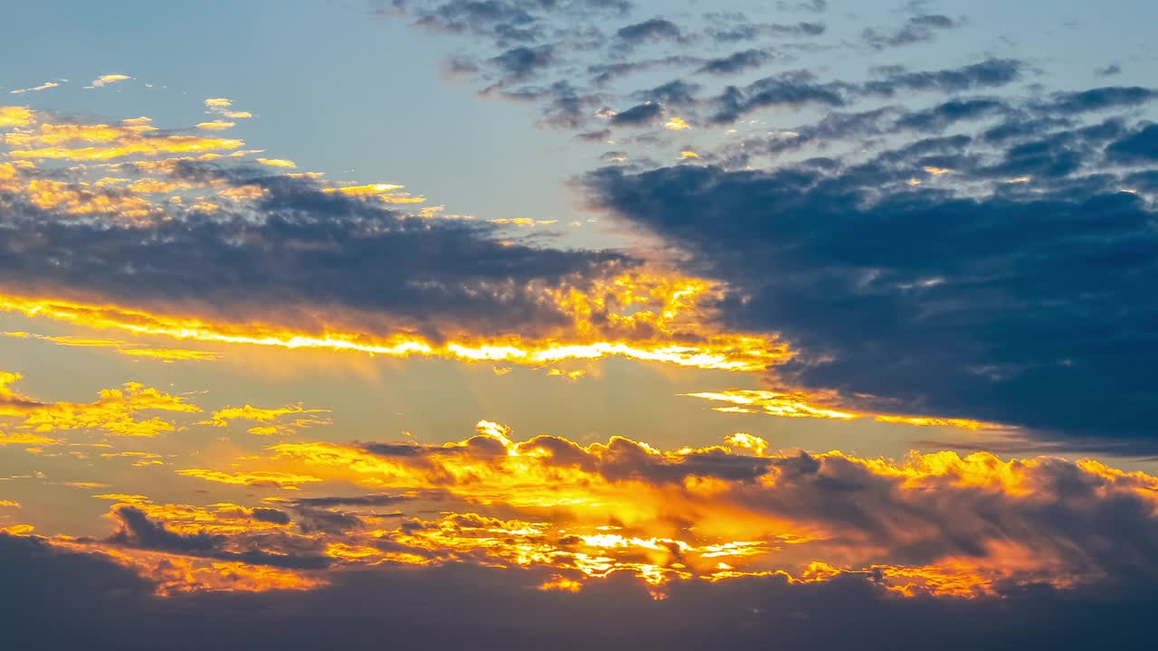 日出时的黄色天空云视频素材