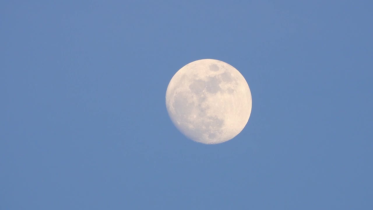 白天可以看到月亮。视频下载