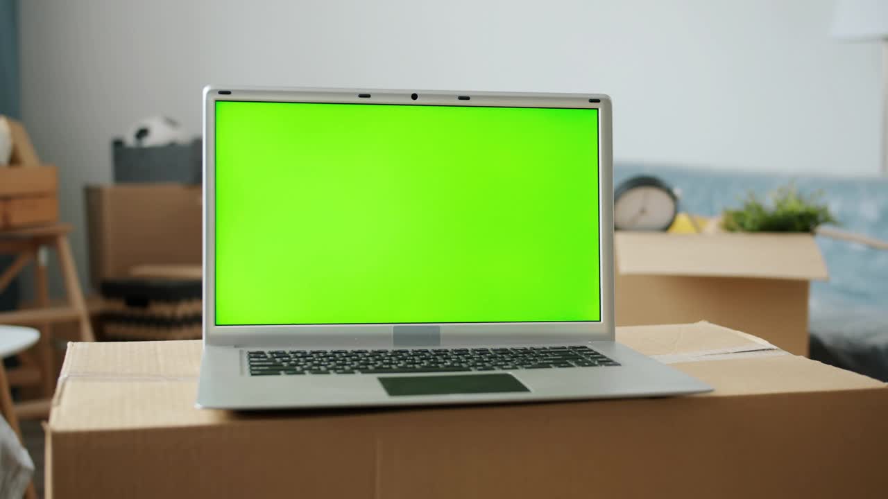 新房子纸箱上的绿色色度键屏幕笔记本电脑的特写视频素材