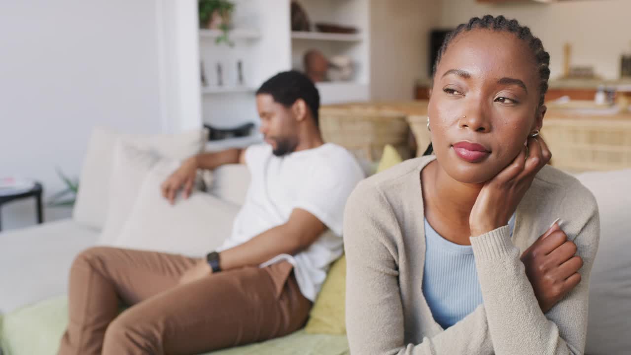 这是一对年轻夫妇在争吵后坐在家里的沙发上，无视对方的4k视频视频下载