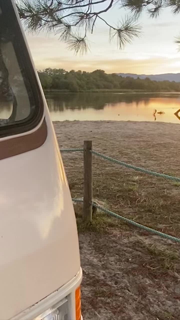 日落时停在河边的房车。视频下载