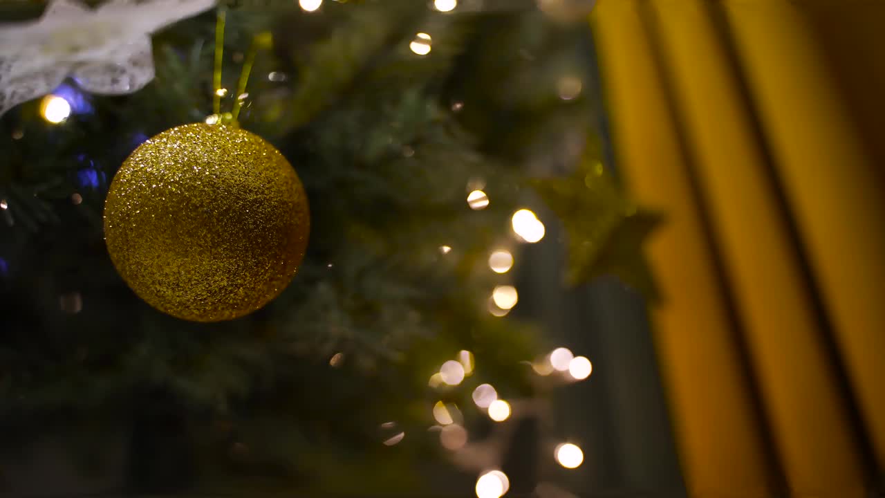 在冬天的夜晚，家里有一棵圣诞树，上面有花环和玩具。4 k的视频视频素材