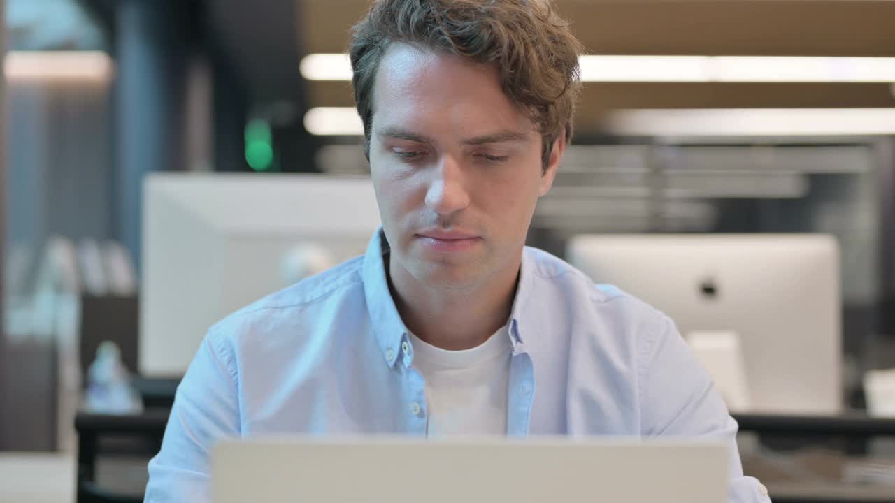 一个人在使用笔记本电脑时大拇指向下的特写视频素材
